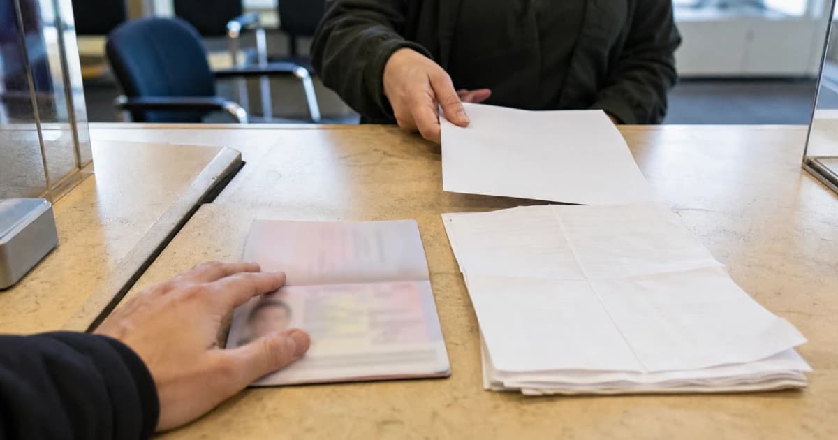 Een gemeentelijke servicebalie met een paspoort, een huurcontract en een brief met een burgerservicenummer van 8 of 9 cijfers
