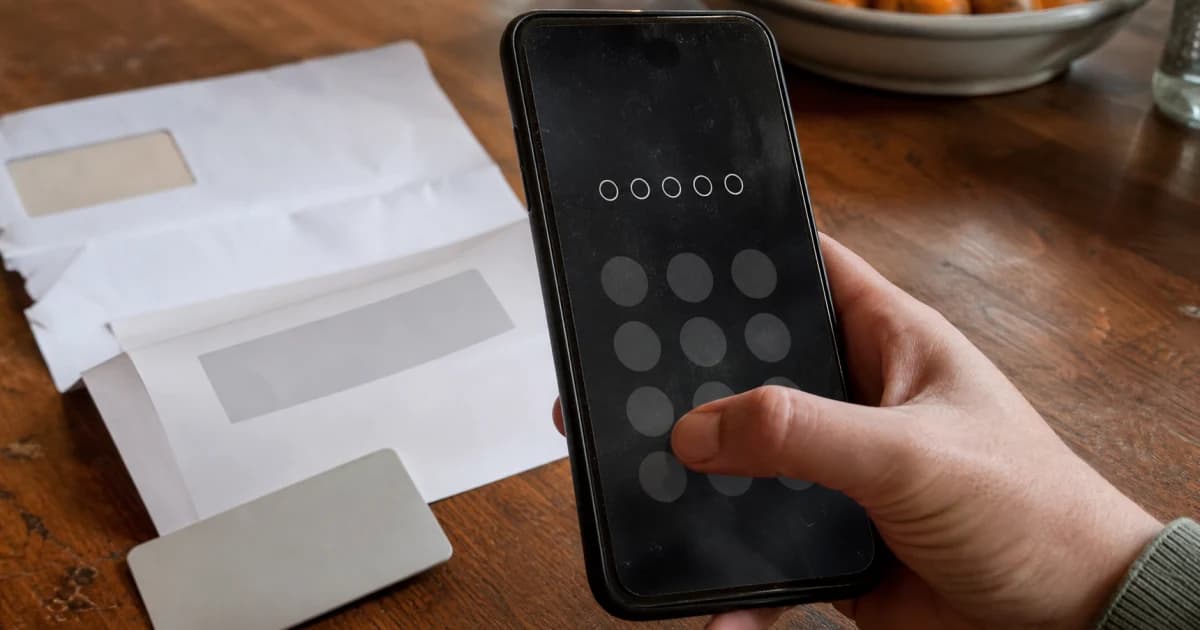 Een telefoon met de DigiD-app naast een activeringsbrief en identiteitsdocument